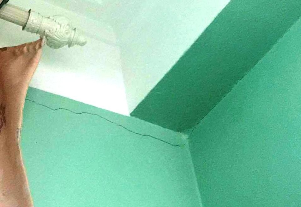 Những vết nứt bất thường xuất hiện trong căn nhà bà Phương từ khi công trình nhà ông Thành đi vào xây dựng