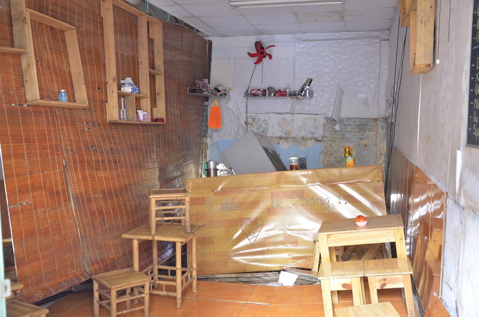 Hai căn nhà ở trung tâm TPHCM bỗng nứt toác, sụt lún - 3 Nhiều đồ đạc trong nhà ngổn ngang