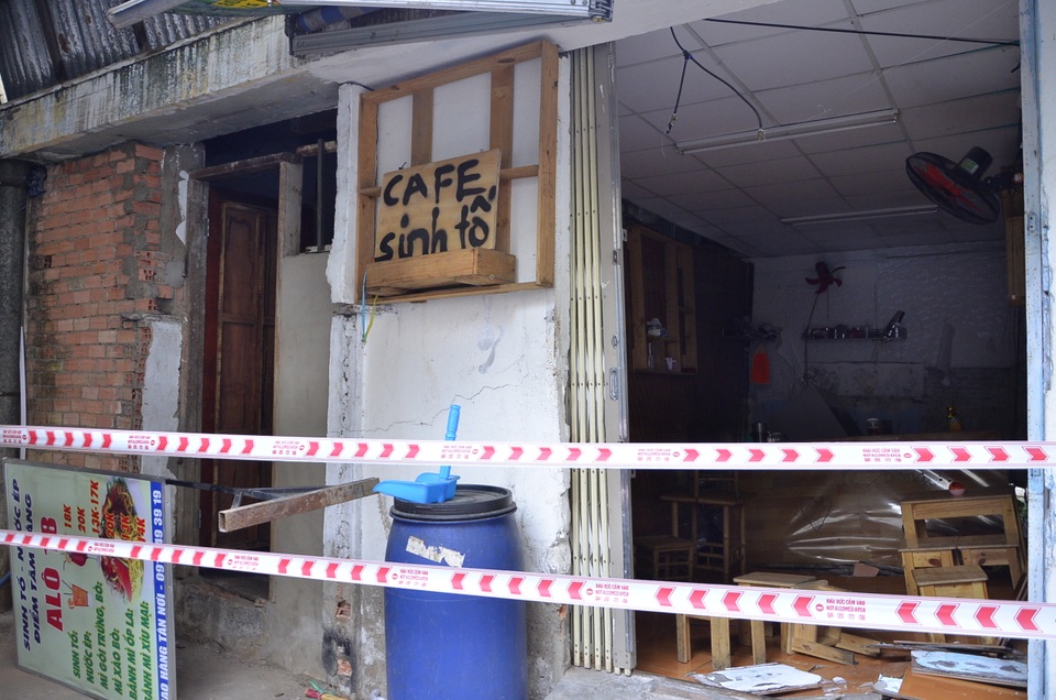 Hai căn nhà ở trung tâm TPHCM bỗng nứt toác, sụt lún - 4 Hiện trường đã được phong toả