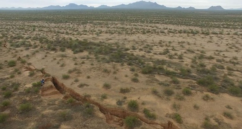 Xuất hiện vết nứt khổng lồ dài 3,2 km ở sa mạc Arizona - 3 Xuất hiện vết nứt khổng lồ dài 3,2 km ở sa mạc Arizona - 3