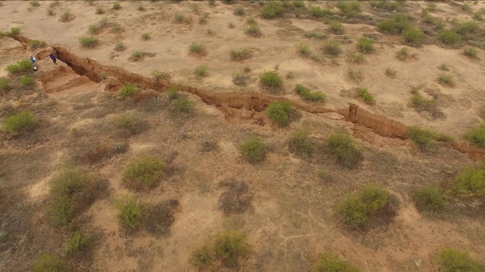 Xuất hiện vết nứt khổng lồ dài 3,2 km ở sa mạc Arizona - 4 Xuất hiện vết nứt khổng lồ dài 3,2 km ở sa mạc Arizona - 4