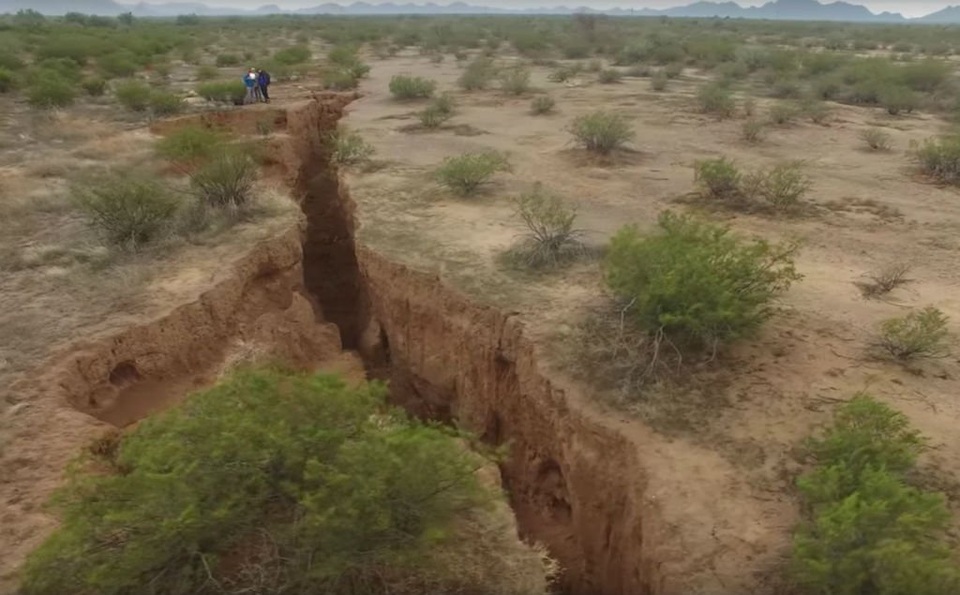 Xuất hiện vết nứt khổng lồ dài 3,2 km ở sa mạc Arizona - 5 Xuất hiện vết nứt khổng lồ dài 3,2 km ở sa mạc Arizona - 5
