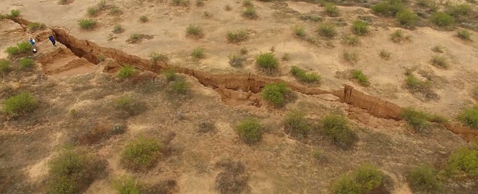 Xuất hiện vết nứt khổng lồ dài 3,2 km ở sa mạc Arizona - 1 Xuất hiện vết nứt khổng lồ dài 3,2 km ở sa mạc Arizona - 1