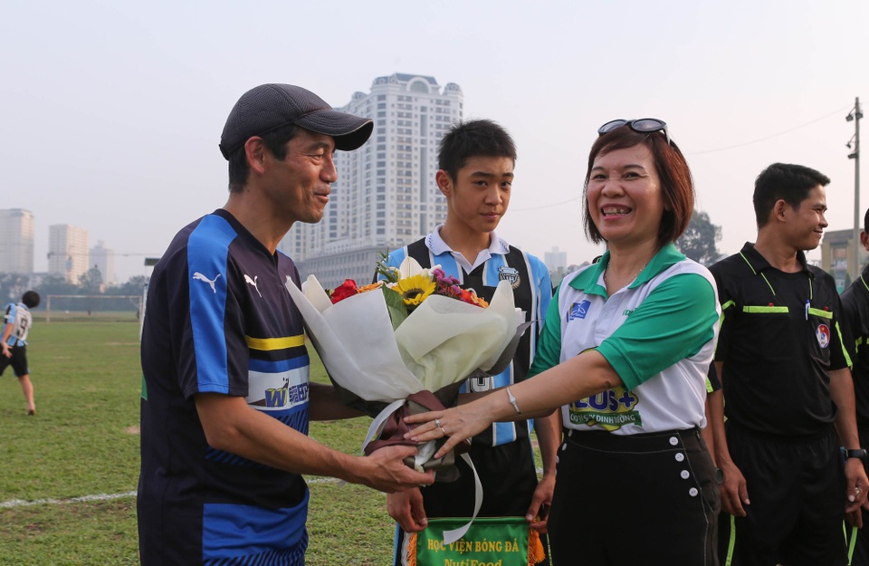 Học viện Nutifood-JMG thắng U13 Kawasaki (Nhật) trong trận giao hữu - 1 Đại diện phía Nutifood đón đội U13 Kawasaki (Nhật) trên sân Phú Thọ (TPHCM)