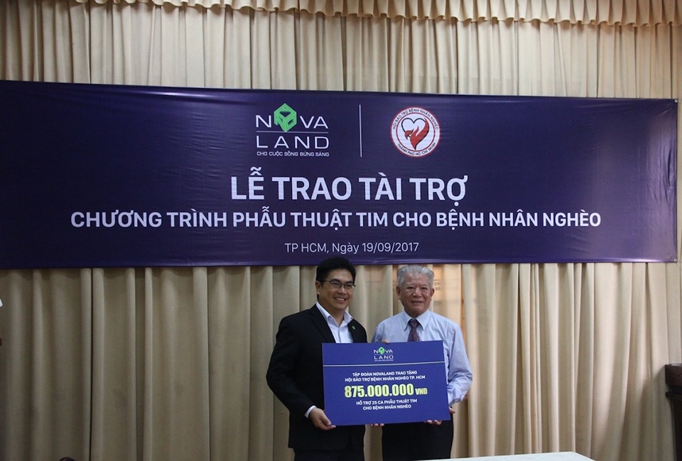 Đại diện Tập đoàn Novaland trao tặng số tiền 875 triệu đồng cho Hội Bảo trợ bệnh nhân nghèo TP.HCM.