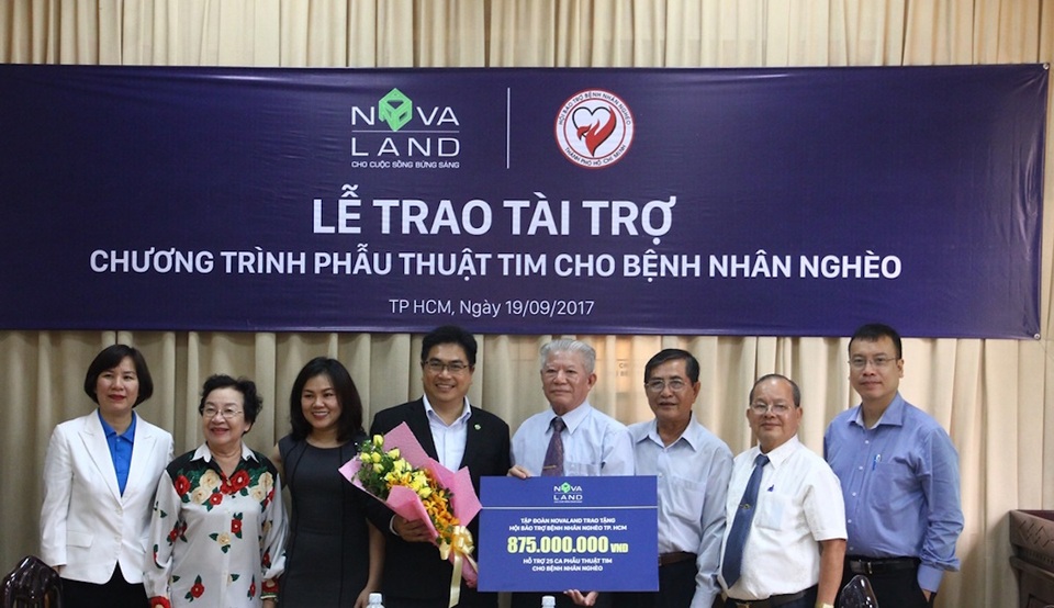 Tiến sỹ, Bác sỹ Nguyễn Hoàng Định (ngoài cùng bên phải) – một trong những bác sỹ đồng hành cùng Hội Bảo trợ bệnh nhân nghèo nhiều năm qua.