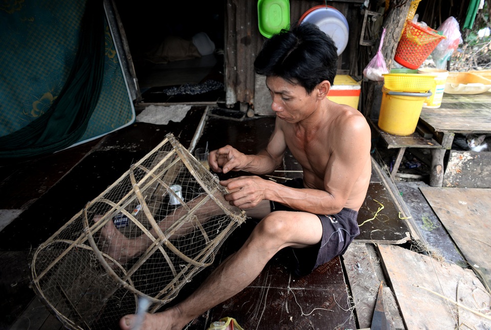Bắt ốc, đánh cá... ở xóm miền Tây giữa lòng Sài Gòn - 12
Gia đình anh Tuấn, quê Cà Mau đã sống hơn 10 năm ở xóm nhà lá này. Mấy hôm nay hết việc, anh Tuấn tranh thủ đan mấy ró đánh cá để kiếm thức ăn cho gia đình.
