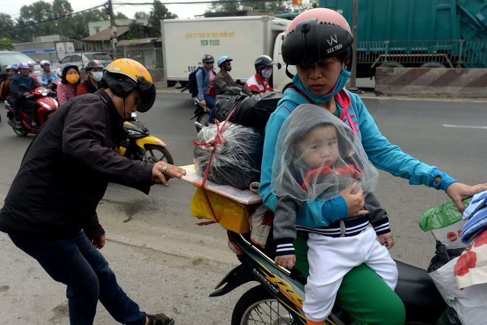 Chị Loan (32 tuổi, quê Vĩnh Long) và chồng làm công nhân ở Bình Tân, chiều 28 Tết mới xong công việc để về quê. Chồng chị phải dừng lại dọc đường sửa hành lí.