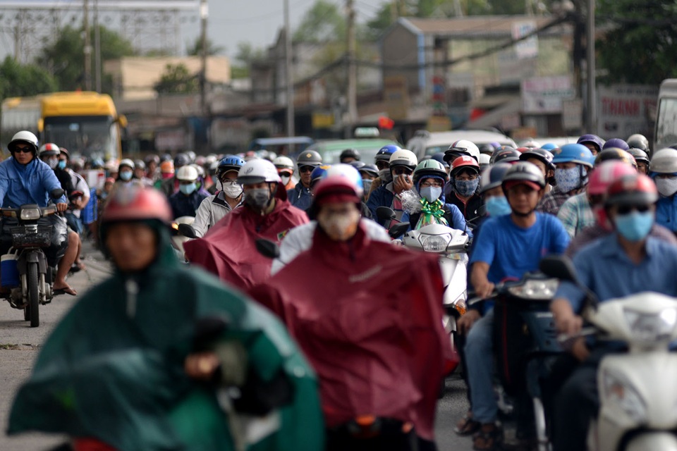 Trước đó, dòng phương tiện ở cửa ngõ về miền Tây xe cộ khá đông.