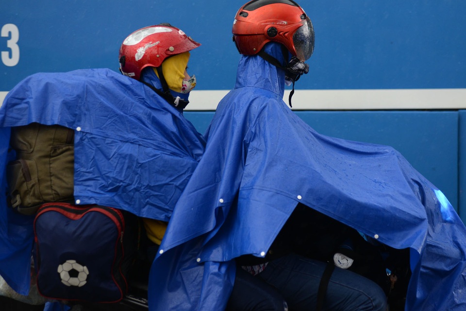 Hai vợ chồng trẻ lỉnh kỉnh hành lí về quê đoàn tụ với gia đình.