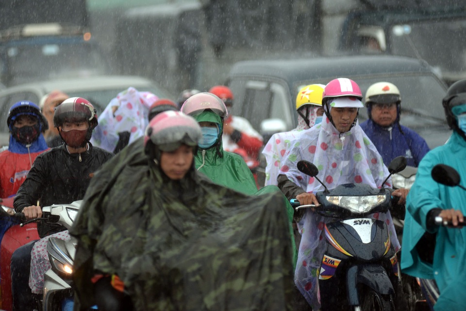 Lực lượng CSGT và TNXP trực ở các chốt dọc cửa ngõ miền Tây để giúp các phương tiện lưu thông dễ hơn, các phương tiện có thể di chuyển chậm.