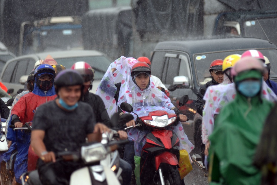 Chiều 28 Tết (25/1), người dân miền Tây khăn gói hành lí về quê đón Tết, sau ngày làm việc cuối cùng của năm Bính Thân.