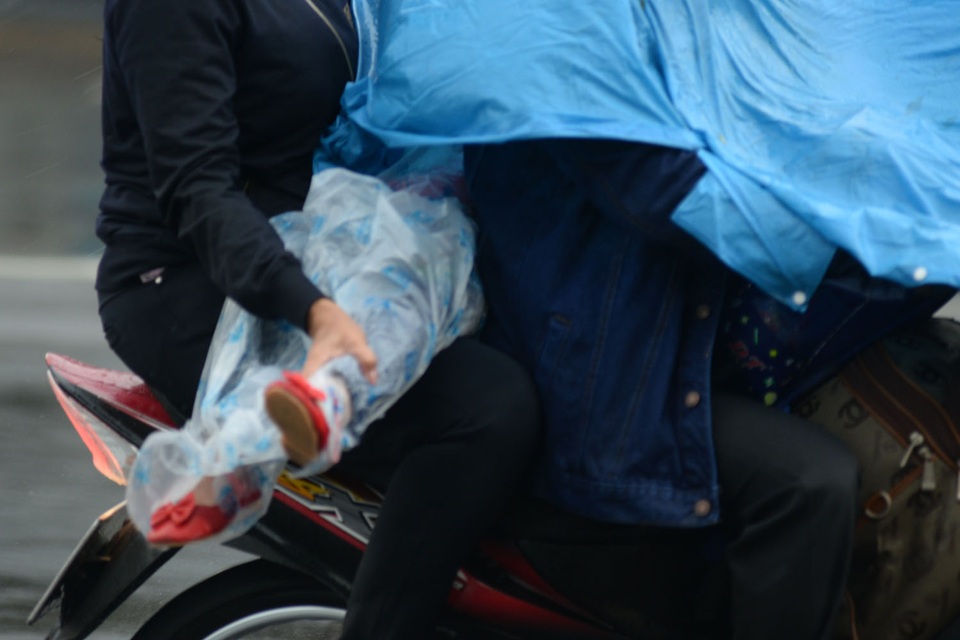 Những gia đình có em bé càng thêm vất vả để di chuyển.