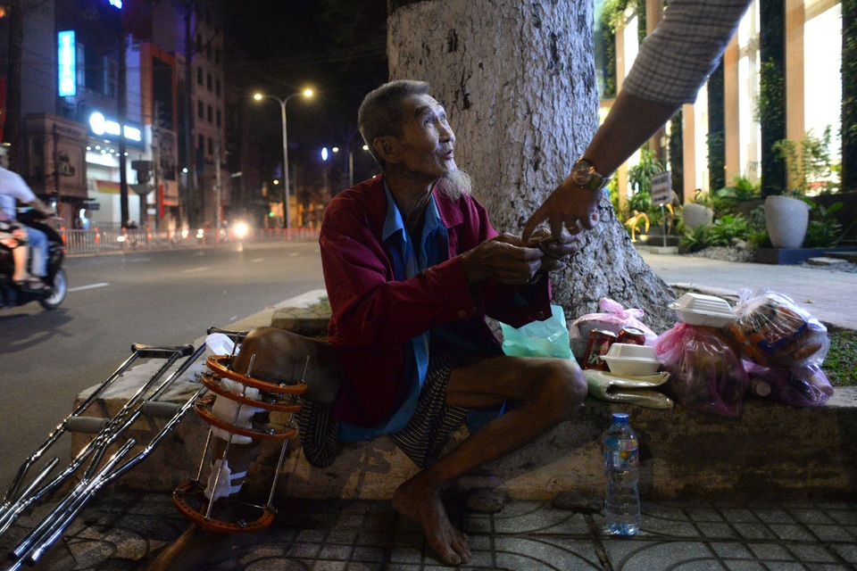 Những hình ảnh nhói lòng trong đêm Giao thừa - 8
Trong đêm giao thừa, ông Tiều được 1 số người tặng lì xì. Tiền người ta lì xì, tôi để dành mua thuốc thang cho chân nhanh bớt chứ không dám tiêu đâu.