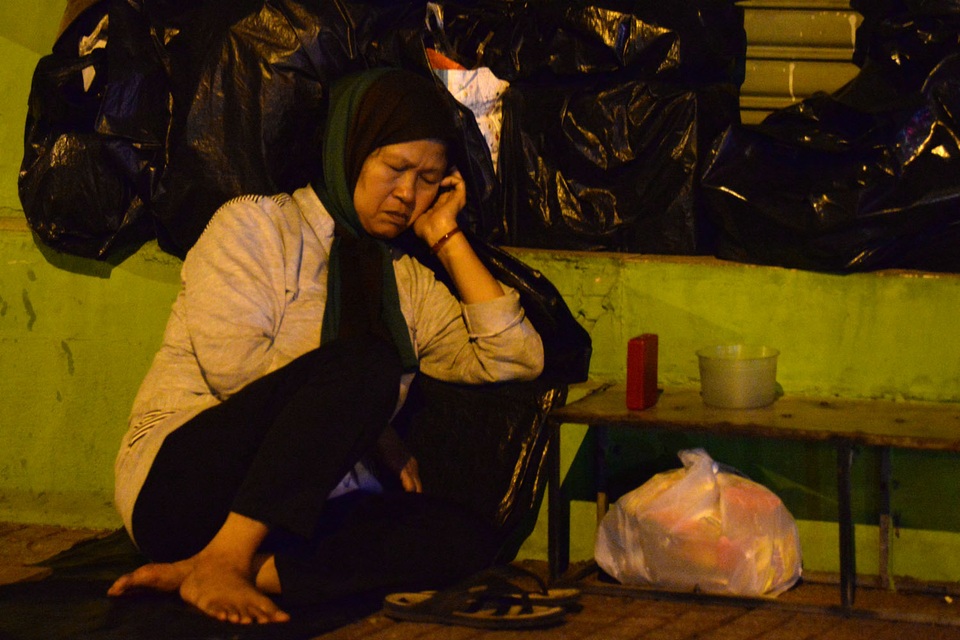 Những hình ảnh nhói lòng trong đêm Giao thừa - 13 Bà Chín tựa mình vào vách tường nhà trên đường Lý Chính Thắng để ngủ.