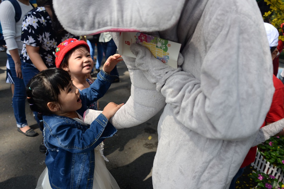 Khu vui chơi ở Sài Gòn đông nghịt người du xuân, vãn cảnh... - 11 Những em nhỏ thích thú vui đùa với các nhân vật hoạt hình.