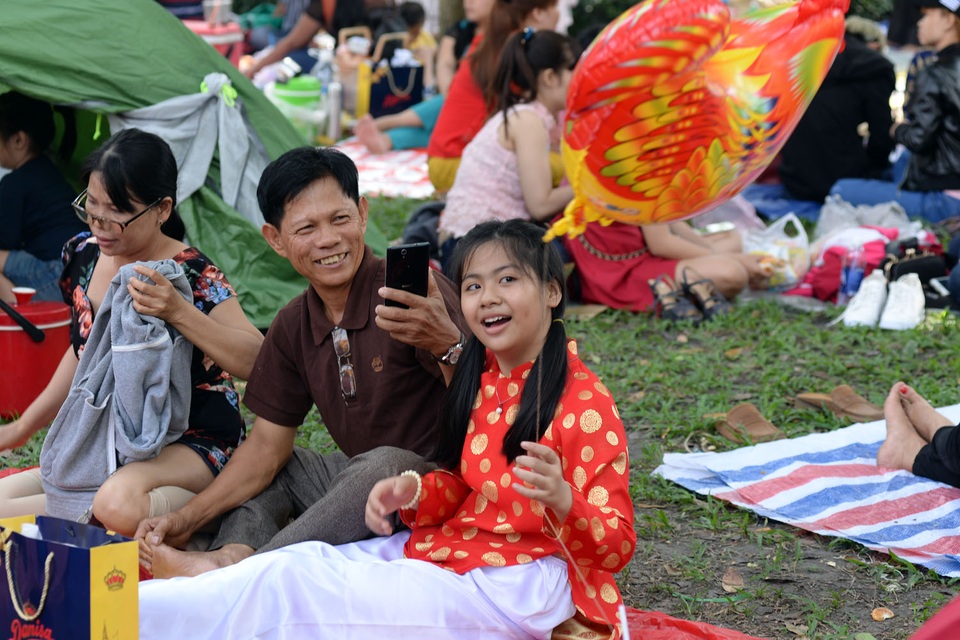 Khu vui chơi ở Sài Gòn đông nghịt người du xuân, vãn cảnh... - 6 Nhiều gia đình mang theo bạt, ni lông trải trên thảm cỏ vui chơi.