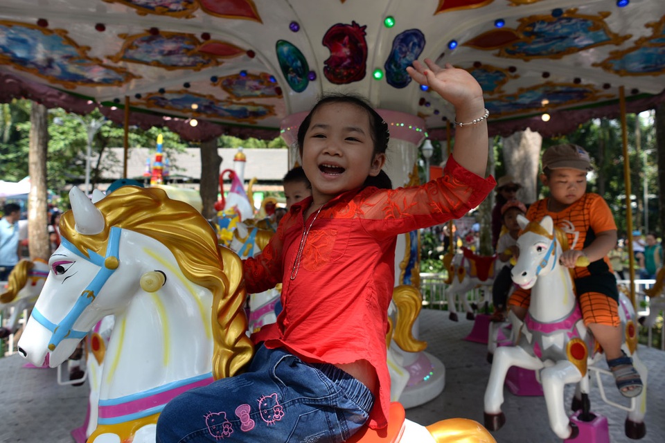 Khu vui chơi ở Sài Gòn đông nghịt người du xuân, vãn cảnh... - 5 Các em nhỏ thích thú với những trò chơi ở Thảo Cầm Viên.