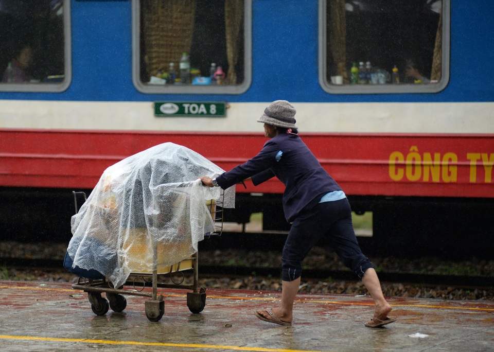 Ùn ùn "kéo nhau" đội mưa trở lại Sài Gòn - 6 Vội vàng đưa hành lý lên tàu