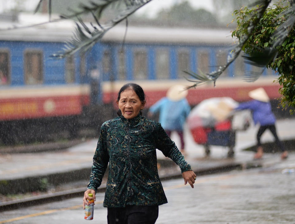 Ùn ùn "kéo nhau" đội mưa trở lại Sài Gòn - 1 Ùn ùn "kéo nhau" đội mưa trở lại Sài Gòn - 1