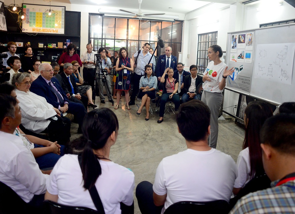 Tổng thống Israel thăm hỏi trẻ em khuyết tật TPHCM - 1
Tình nguyện viên trung tâm Falab (dự án xã hội hỗ trợ người khuyết tật tại quận 2) giới thiệu các mô hình thiết kế hỗ trợ người khuyết tật.