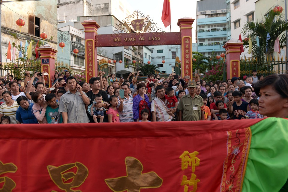 Nhộn nhịp Tết Nguyên tiêu của người Hoa trên đường phố Sài Gòn - 2 Hàng nghìn người đứng 2 bên đường để chào đón đoàn diễu hành đi ngang qua.