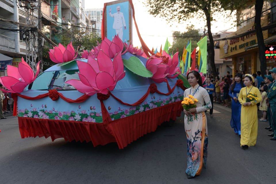 Nhộn nhịp Tết Nguyên tiêu của người Hoa trên đường phố Sài Gòn - 11 Đoàn rước kéo dài nhiều km, 1 chiếc xe trang trí hoa sen, đặt ảnh Bác Hồ đi đầu đoàn diễu hành.