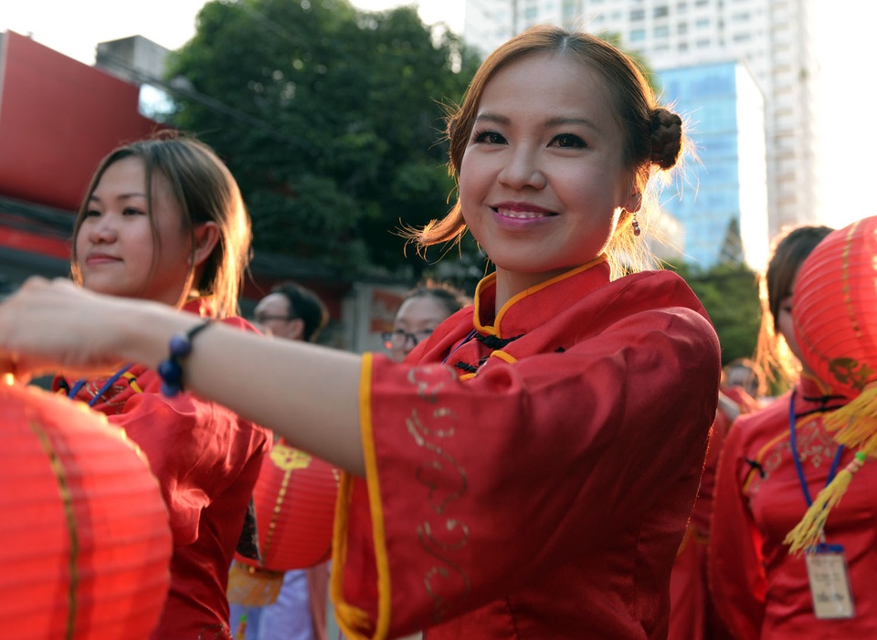 Nhộn nhịp Tết Nguyên tiêu của người Hoa trên đường phố Sài Gòn - 7 Những cô gái xinh xắn mang đèn lồng đi thành hàng dài trong đoàn diễu hành.