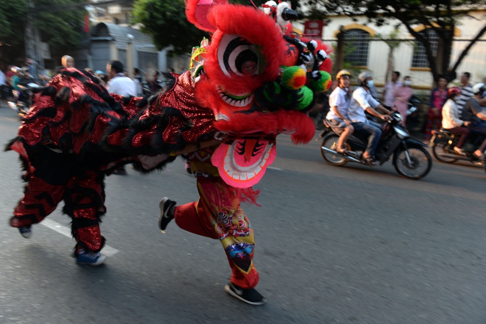 Nhộn nhịp Tết Nguyên tiêu của người Hoa trên đường phố Sài Gòn - 3 Lễ hội mang ý nghĩa đón mừng đêm trăng tròn đầu tiên trong năm mới, cầu cho mưa thuận gió hòa, cuộc sống bình an.