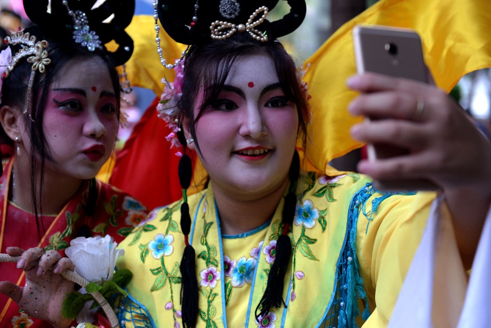 Nhộn nhịp Tết Nguyên tiêu của người Hoa trên đường phố Sài Gòn - 14 Hai cô gái đóng nàng tiên chụp hình kỷ niệm sau khi đoàn diễu hành dừng nghỉ.