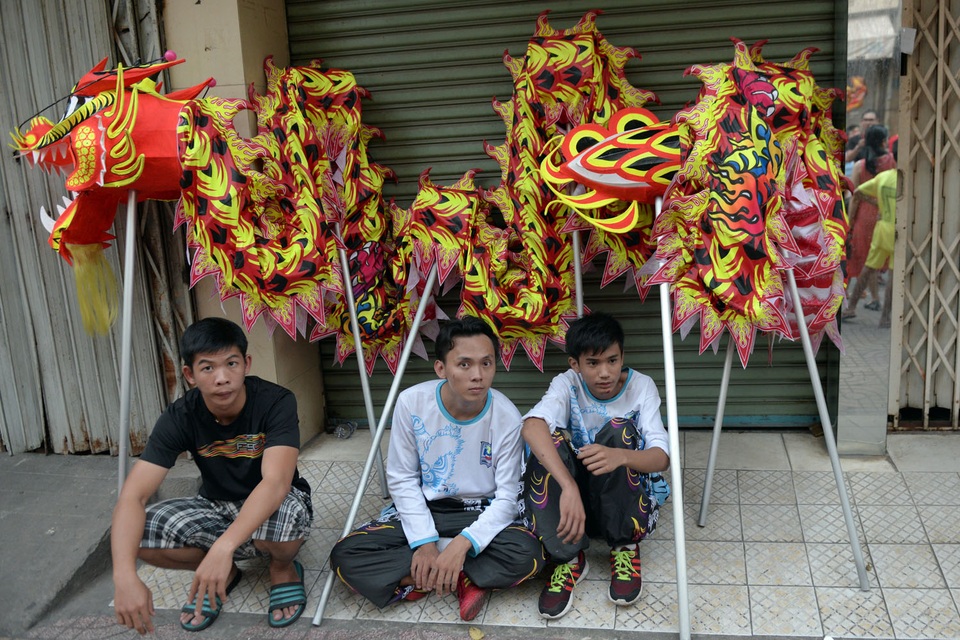 Nhộn nhịp Tết Nguyên tiêu của người Hoa trên đường phố Sài Gòn - 13 Đoàn diễu hành đi qua nhiều tuyến phố, sau đó mới dừng lại nghỉ.