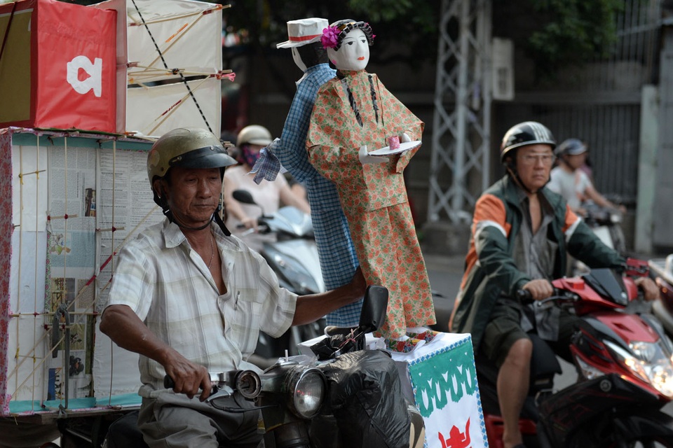 Nhộn nhịp Tết Nguyên tiêu của người Hoa trên đường phố Sài Gòn - 15 Rằm tháng Giêng cũng là dịp để nhiều người mua vàng mã để hóa vàng cho người đã khuất.
