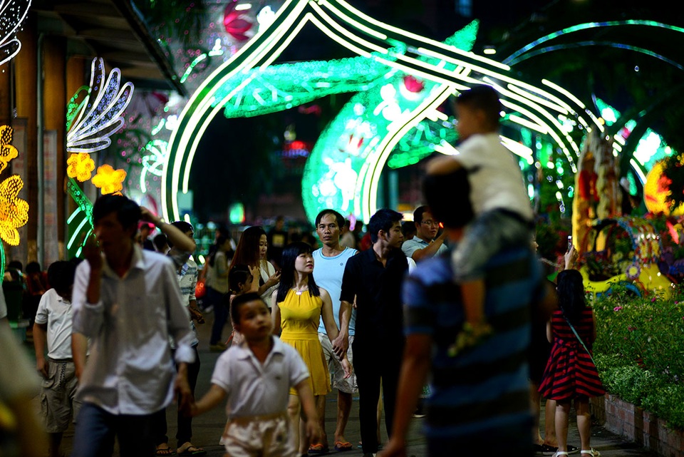 Người Sài Gòn kéo nhau đi xem pháo hoa ngày lễ 2/9 - 1 Tối 2/9, hàng nghìn người dân đổ về Công viên Văn hoá Đầm Sen để vui chơi, chiêm ngưỡng màn bắn pháo hoa chào đón ngày Quốc khánh.