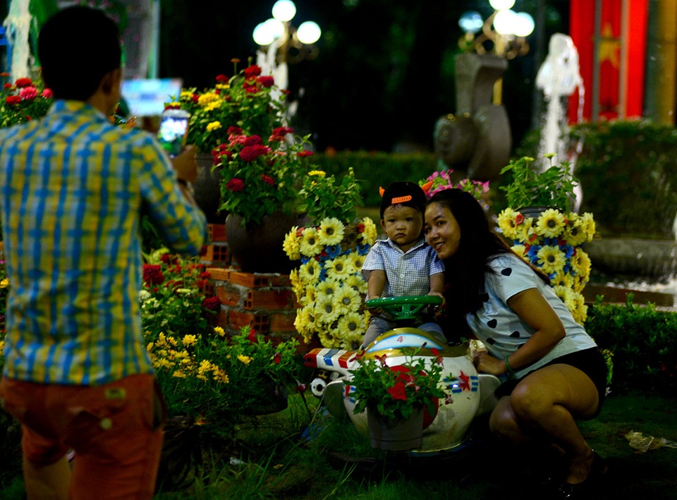 Người Sài Gòn kéo nhau đi xem pháo hoa ngày lễ 2/9 - 2 Các gia đình chụp hình kỷ niệm trước khi theo dõi bắn pháo hoa.