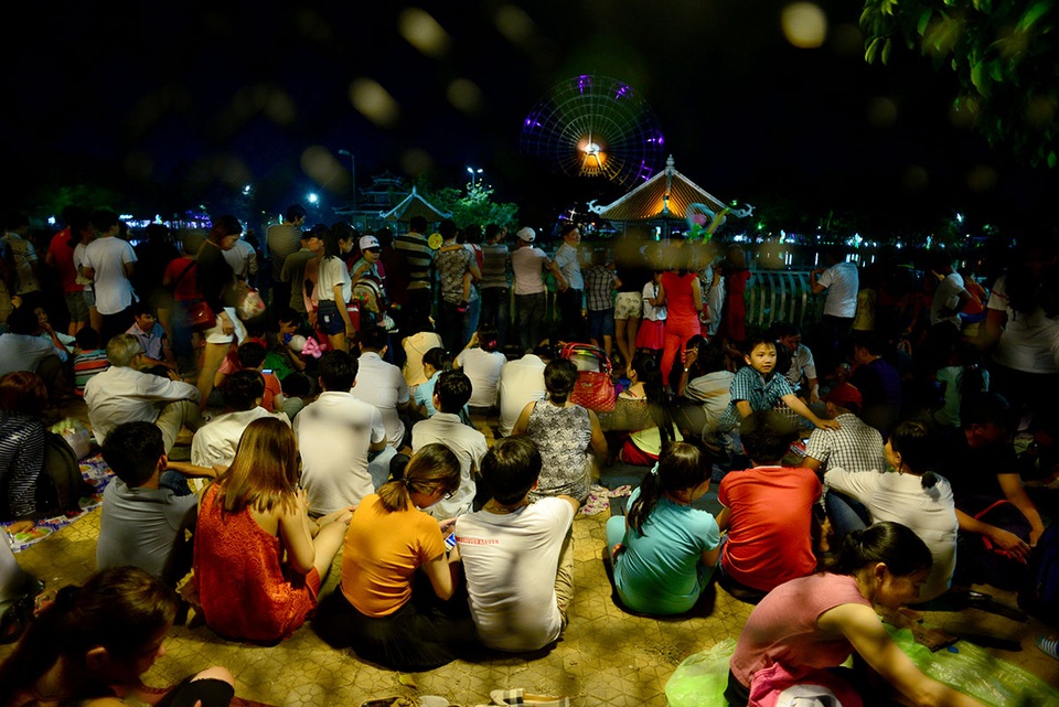 Người Sài Gòn kéo nhau đi xem pháo hoa ngày lễ 2/9 - 4 Nhiều người tranh thủ chọn chỗ đẹp trước giờ bắn pháo hoa.