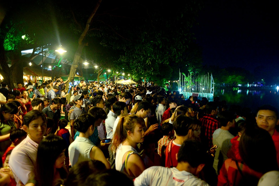 Người Sài Gòn kéo nhau đi xem pháo hoa ngày lễ 2/9 - 10 Mọi người đều hồi hộp vì lâu lắm mới được xem lại màn bắn pháo hoa dịp lễ.