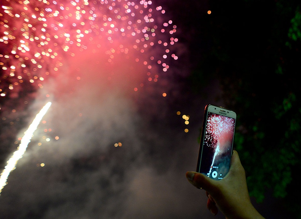 Người Sài Gòn kéo nhau đi xem pháo hoa ngày lễ 2/9 - 9 Lâu lắm rồi mới được nhìn thấy pháo hoa dịp lễ, tôi quay phim lại để về cho mọi người trong khu phố cùng xem, anh Nguyễn Quốc Tuấn (ngụ Tân Bình) chia sẻ.