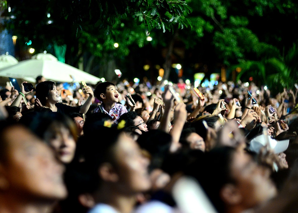 Người Sài Gòn kéo nhau đi xem pháo hoa ngày lễ 2/9 - 7 Một em bé thích thú khi được bố mẹ cho đi xem pháo hoa.