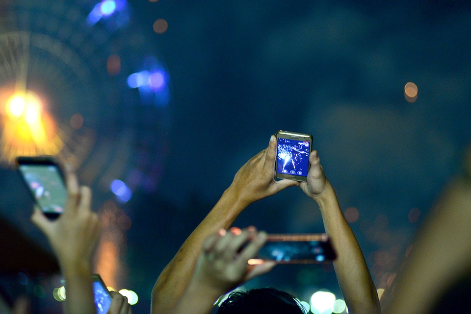 Người Sài Gòn kéo nhau đi xem pháo hoa ngày lễ 2/9 - 6 Người dân và du khách dùng điện thoại ghi lại cảnh pháo hoa được bắn lên.