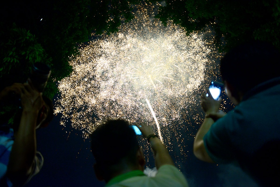 Người Sài Gòn kéo nhau đi xem pháo hoa ngày lễ 2/9 - 5 21h tối, tất cả trầm trồ với màn bắn pháo hoa tầm thấp diễn ra trong khoảng 15 phút.