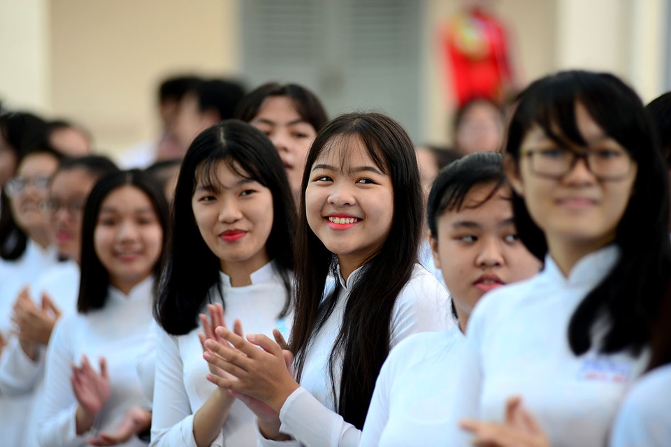 Nữ sinh chuyên Lê Hồng Phong xinh đẹp trong ngày tựu trường - 7 Những nữ sinh xinh đẹp trong tà áo dài trong buổi lễ kỷ niệm 90 năm thành lập trường Lê Hồng Phong và lễ khai giảng năm học mới.