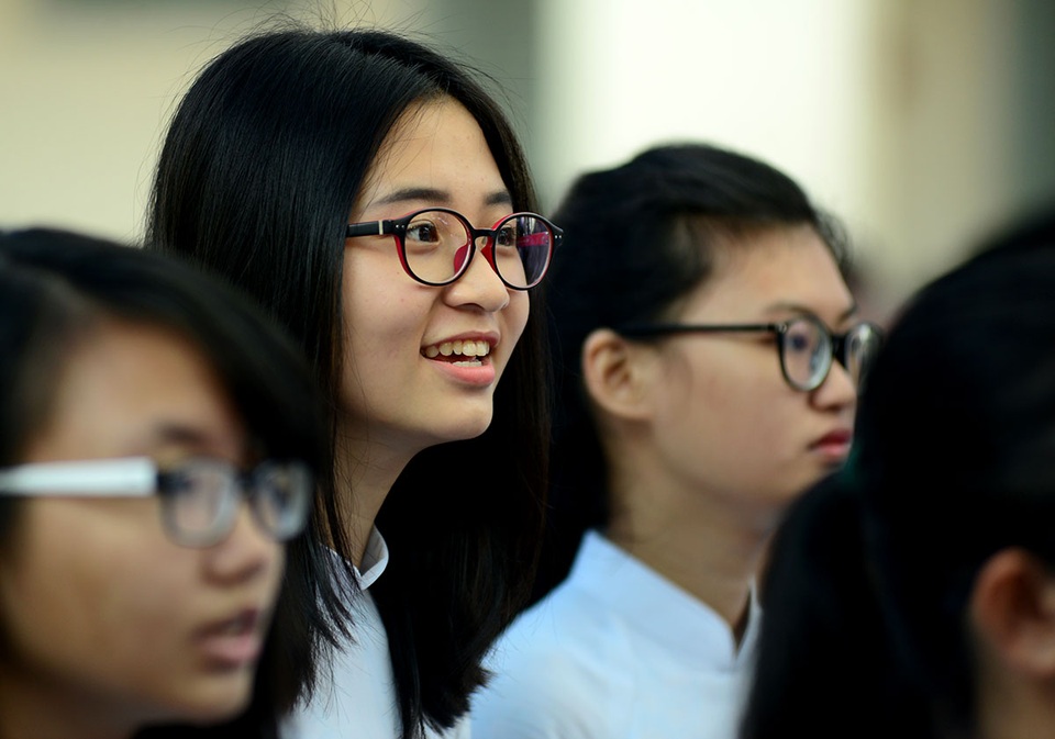 Nữ sinh chuyên Lê Hồng Phong xinh đẹp trong ngày tựu trường - 9 Không khí vui tươi thể hiện trên từng khuôn mặt của các học sinh.