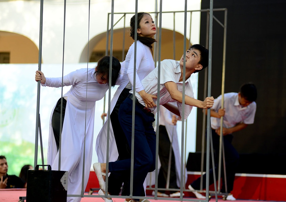 Nữ sinh chuyên Lê Hồng Phong xinh đẹp trong ngày tựu trường - 11 Trong đó, có những tiết mục kể về quá trình đấu tranh chống áp bức, đòi tự do của thế hệ học sinh trước đây của trường Lê Hồng Phong.