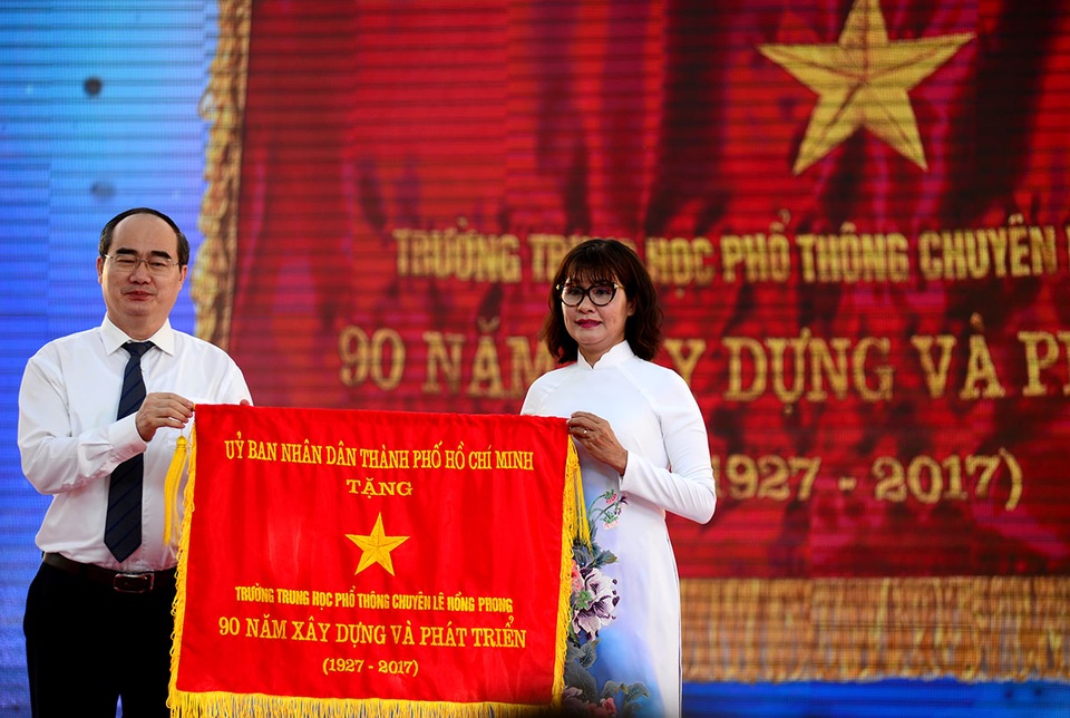 Nữ sinh chuyên Lê Hồng Phong xinh đẹp trong ngày tựu trường - 5 Bí thư Thành uỷ TPHCM Nguyễn Thiện Nhân trao cờ kỷ niệm 90 năm thành lập cho nhà trường.