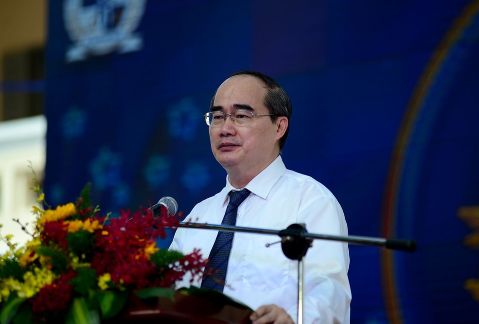 Nữ sinh chuyên Lê Hồng Phong xinh đẹp trong ngày tựu trường - 3 Bí thư Thành uỷ TPHCM Nguyễn Thiện Nhân phát biểu trong lễ khai giảng tại trường Lê Hồng Phong.