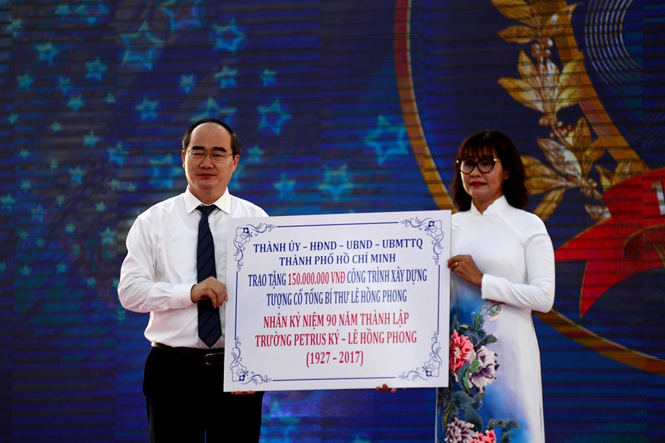Nữ sinh chuyên Lê Hồng Phong xinh đẹp trong ngày tựu trường - 4
Đại diện nhà trường nhận 150 triệu đồng của TPHCM để xây dựng tượng cố Tổng Bí thư Lê Hồng Phong.