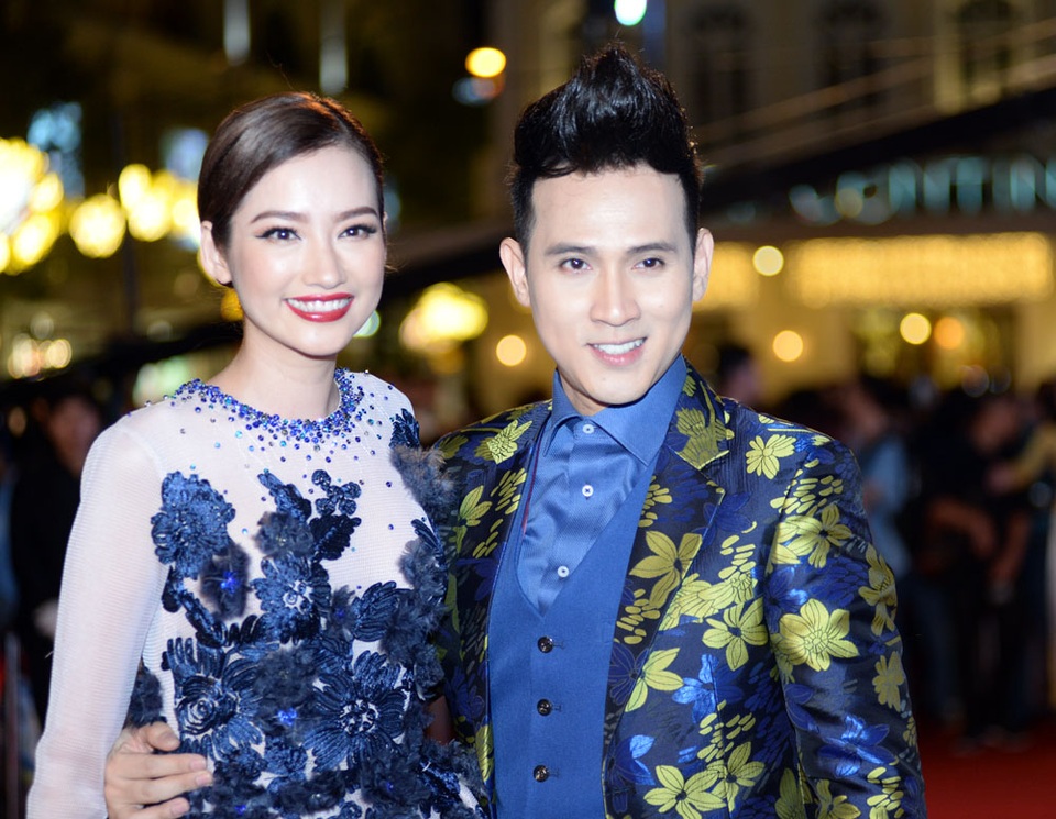 Dàn mỹ nhân showbiz Việt dập dìu tham dự giải thưởng điện ảnh - 5 Cả hai ôm eo tình cảm trên thảm đỏ