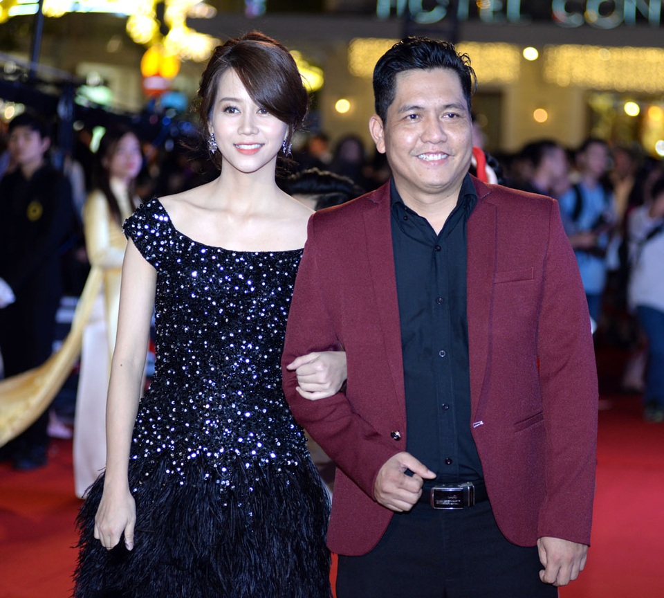 Dàn mỹ nhân showbiz Việt dập dìu tham dự giải thưởng điện ảnh - 17 Đạo diễn Đức Thịnh không đi cùng bà xã mà sánh đôi bên Thiên An - diễn viên chính trong phim Chờ anh đến ngày mai