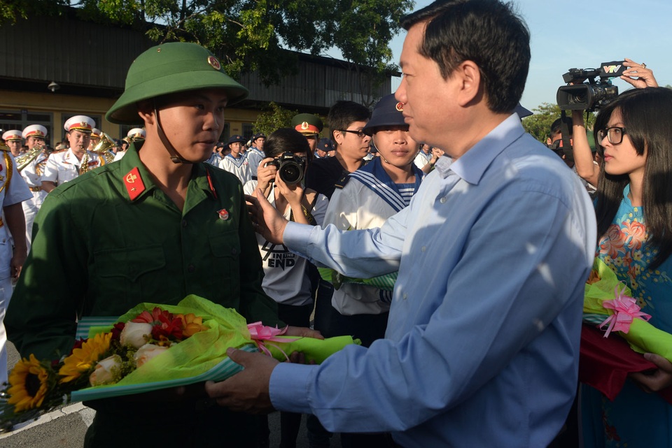Thanh niên thành phố mang tên Bác lên đường nhập ngũ - 3
Bí thư Thành ủy TPHCM Đinh La Thăng đã đến tặng hoa, động viên các thanh niên thành phố lên đường nhập ngũ.
