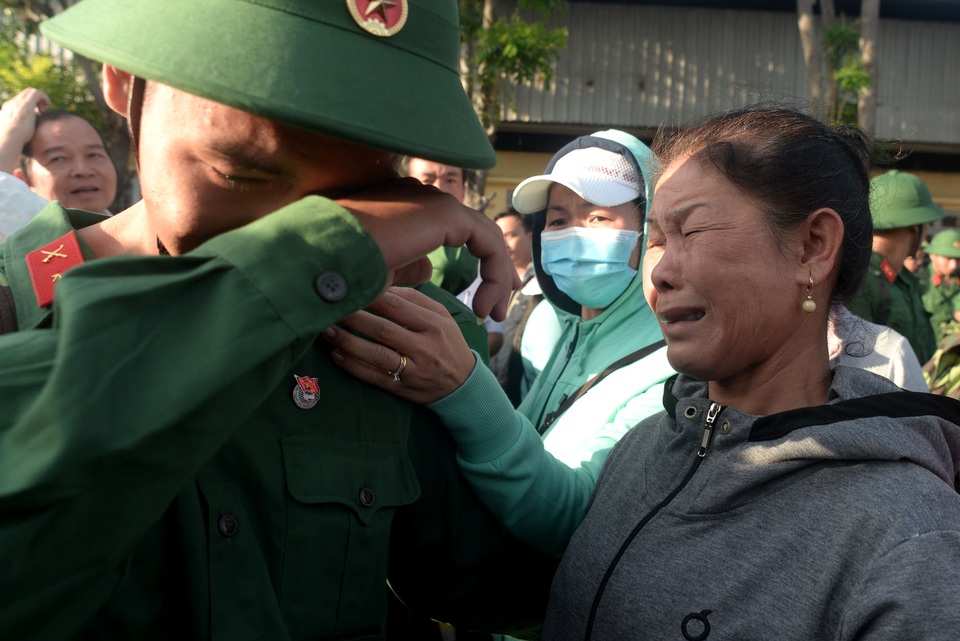 Thanh niên thành phố mang tên Bác lên đường nhập ngũ - 11
Những giọt nước mắt của tân binh và người thân khi chia tay nhau.